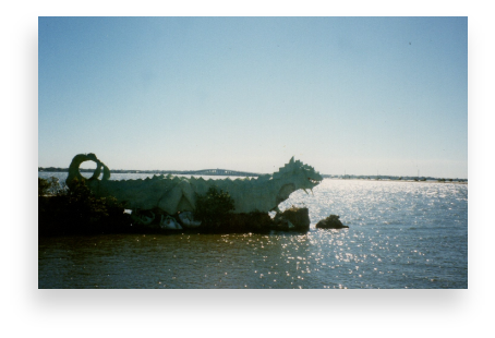 混凝土龙，安妮，建造在梅里特岛南端的水里.
