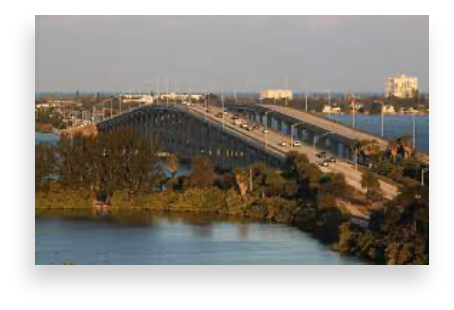 墨尔本堤道的高层跨度由佛州指定为欧内斯特·考文-霍文纪念桥.